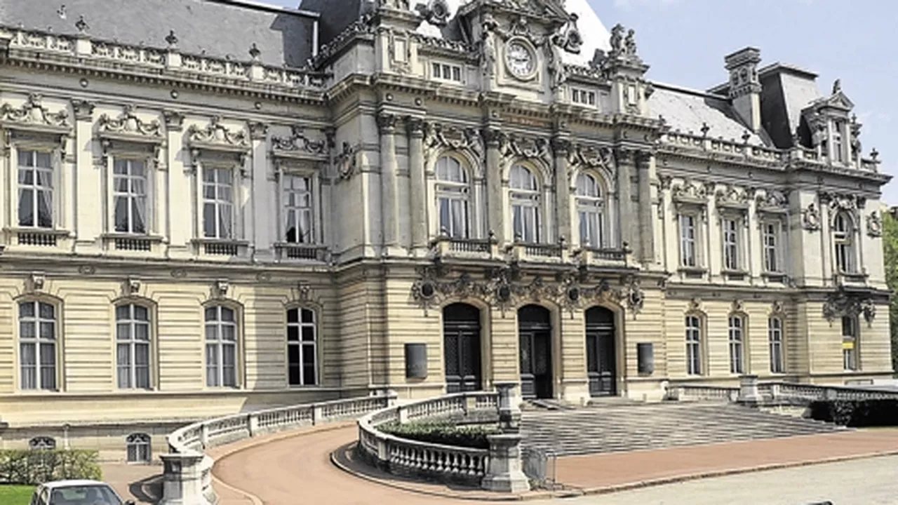 Lire la suite à propos de l’article La Fontanière, invitée à visiter l’Hôtel du Département – Le Progrès – 17 juin 2011
