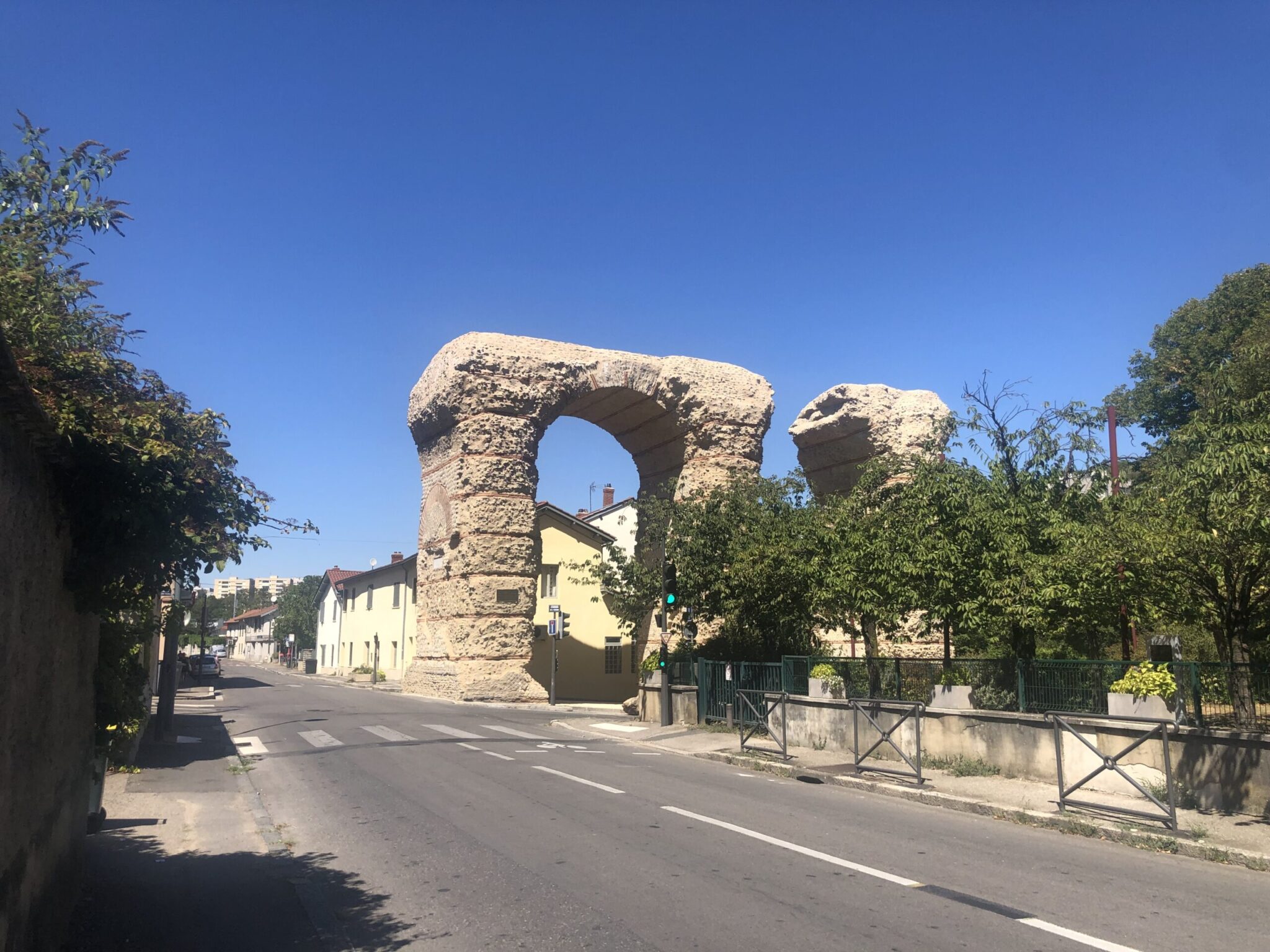 Lire la suite à propos de l’article Sainte-Foy-lès-Lyon – Jardin au pied de l’Aqueduc à Beaunant – Le Progrès – 11 octobre 2024 