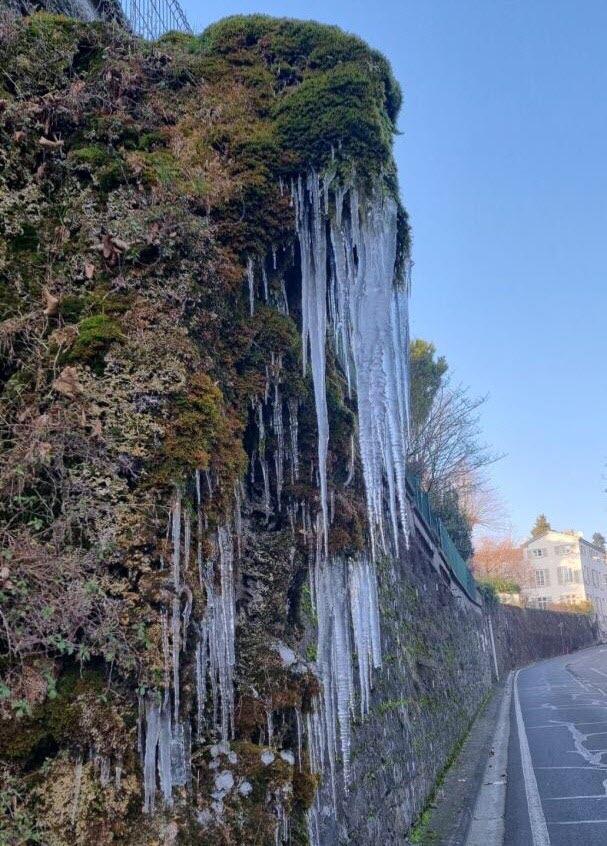 Lire la suite à propos de l’article Sainte-Foy-lès-Lyon – La fontaine pétrifiante retrouve ses stalactites de glace – Le Progrès – 15 janvier 2022